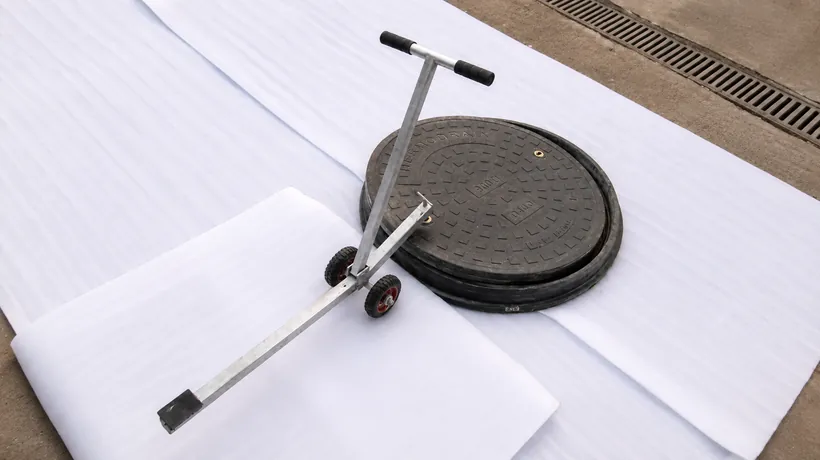 Lifting trolley beside a round D400 cover