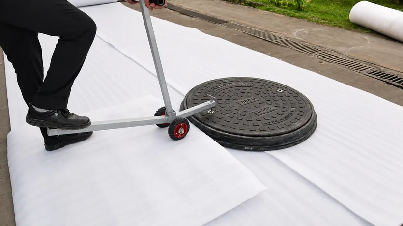 Lifting trolley in use on a Ø900 D400 cover
