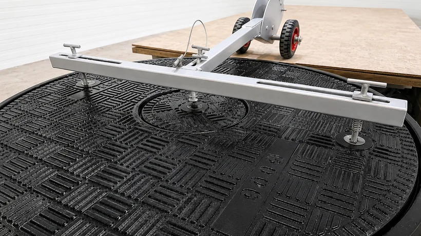 Cover-lifting trolley on a Ø900 round cover