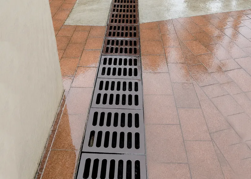 Long slotted water gully trench run